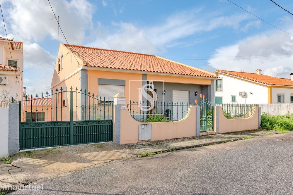 Moradia T3 + Lote Urbano 384m2 | Urb. Casal Tocha, Torres Novas — Riachos, Santarém