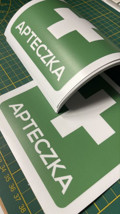 Naklejka apteczka samoprzylepna kwadratowa zielona