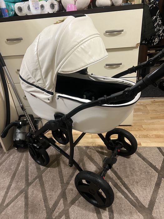 Каляска 2 в 1 біла шкіряна