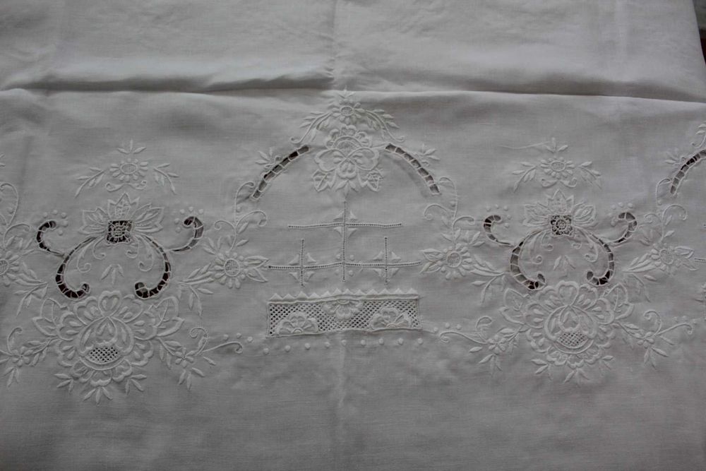 Toalhas de mesa em linho e croché