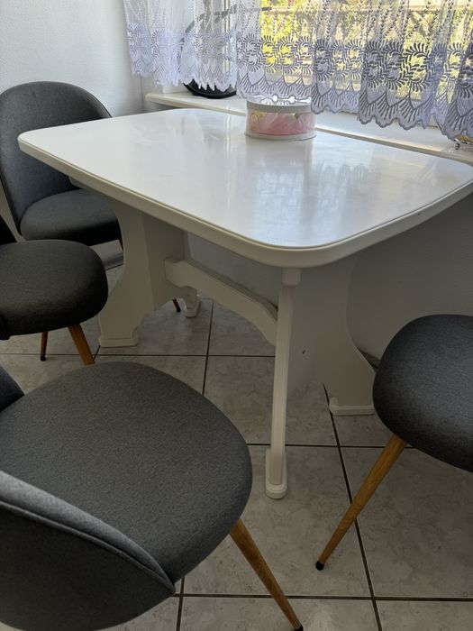 Деревʼяний стіл