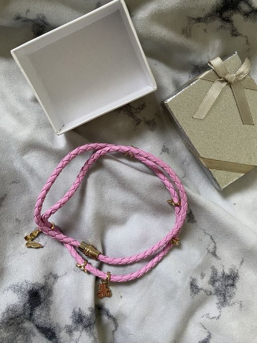 Rozowa bransoletka ze zlotymi elementami plus ozdobne pudeleczko