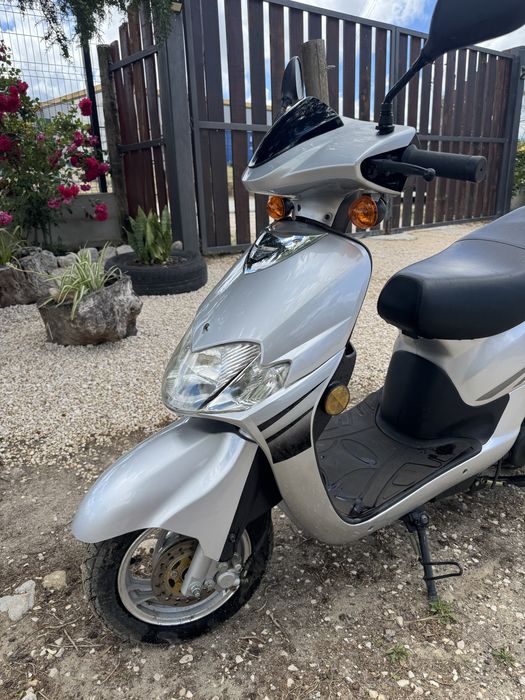 Scooter nova ainda com plasticos por retirar
