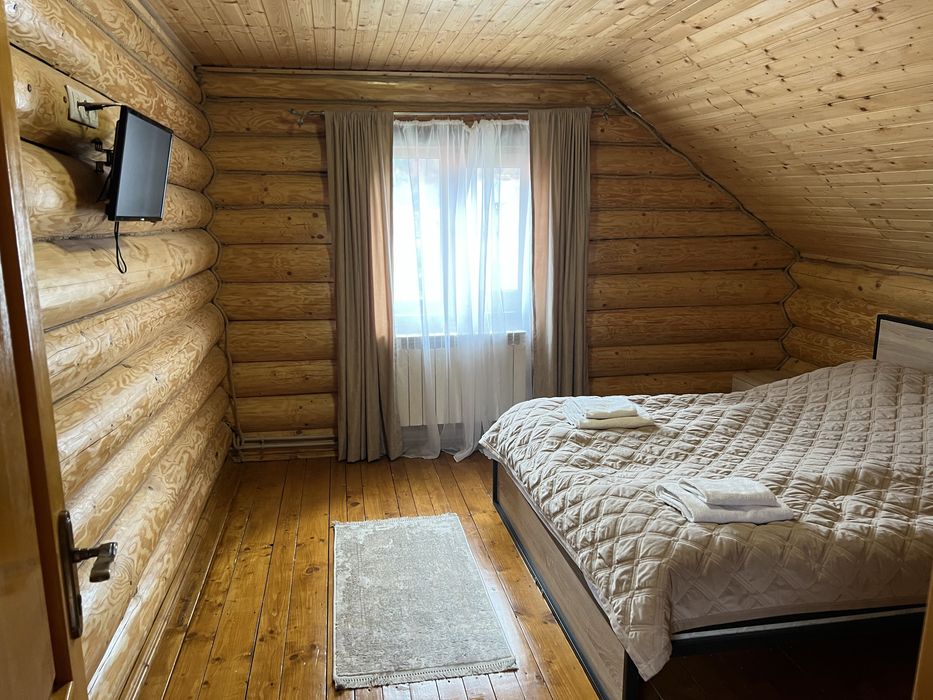 Здають деревʼяні двоповерхові будинки з кухнею