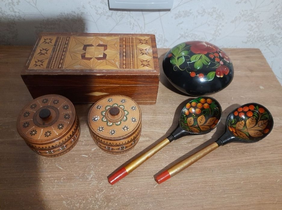 Сувениры из дерева, шкатулки, ложки.