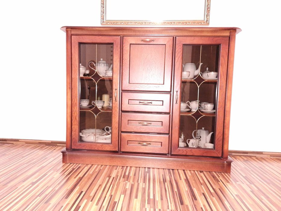 Komoda drewniana w klasycznym stylu