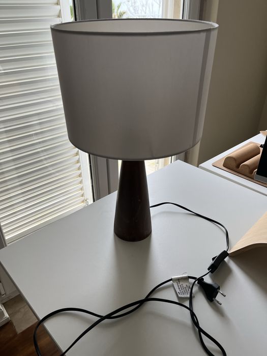 Candeeiro de mesa com abat-jour bege