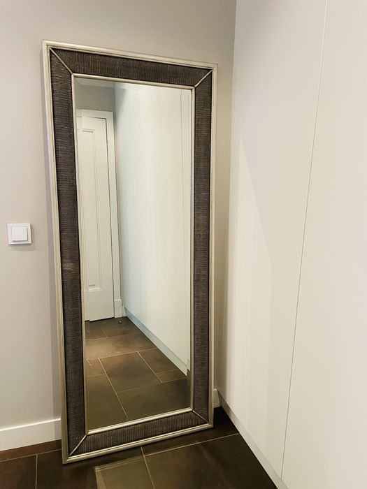 lustro w pięknie zdobiinej solidnej drewnianej ramie