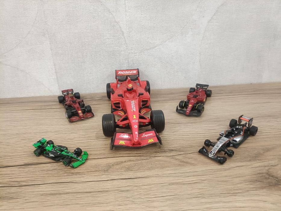Лот машинок ferarri formula f 1 spark Bburago