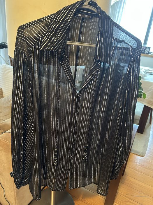 Camisa preta as riscas e com missangas