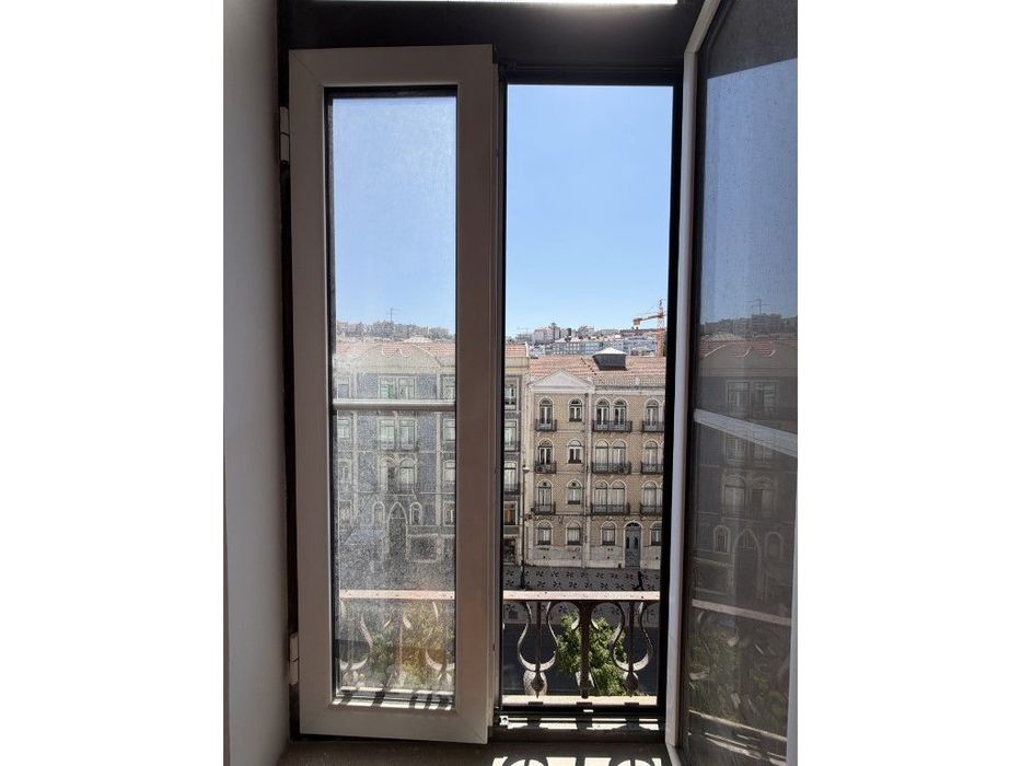 Venda de Apartamento com 7 assoalhadas na Avenida Almirante Reis