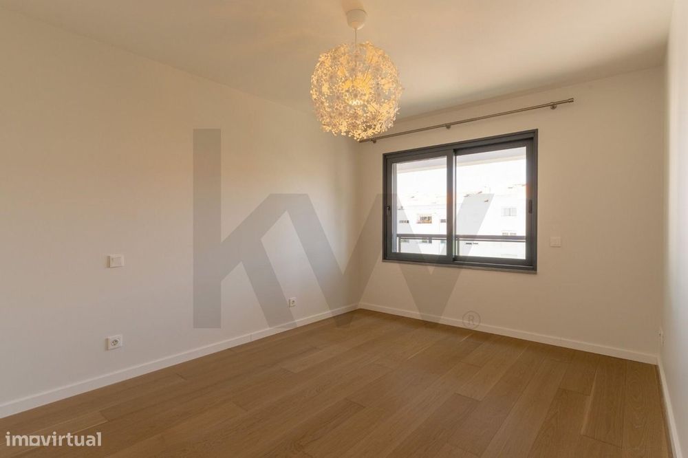 T2 com suite, varanda e 2 lugares de garagem — Condomínio com piscina,