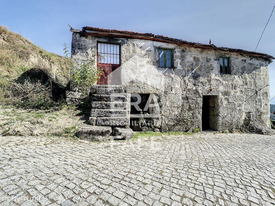 Duas moradias em pedra para restauro