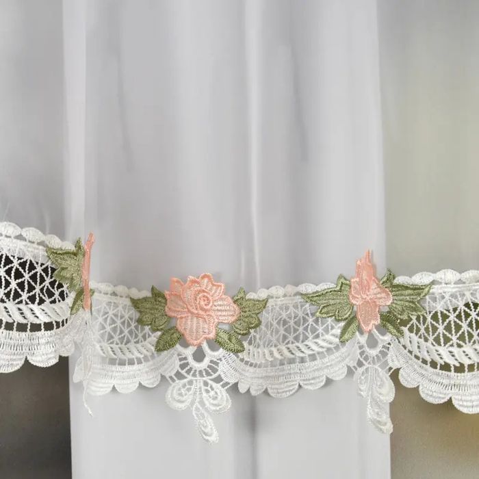 Gotowa firana z gładkiego woalu z gipiurą