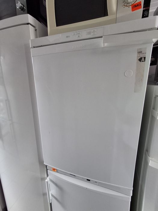 Морозильна камера Miele model FN12020 S