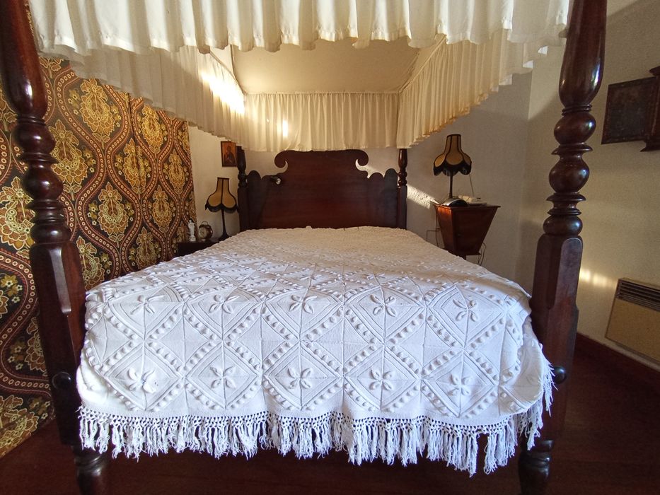 Cama dossel + degraus + peniqueira tudo em Pau Santo Séc XIX