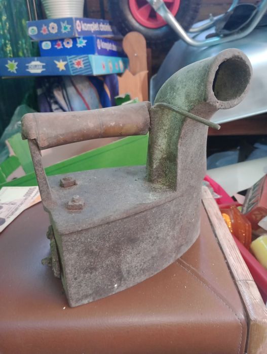 Żelazko na węgiel z kominem oryginał do renowacji vintage retro loft dusza