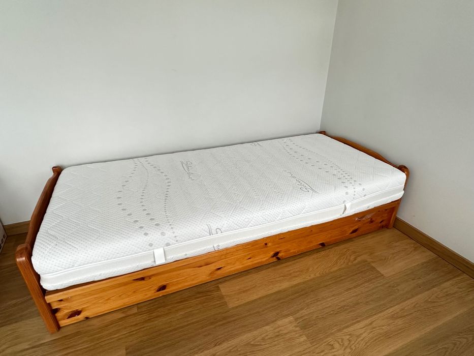 Łóżko drewniane 90x200 z pojemnikiem + materac – stan bardzo dobry