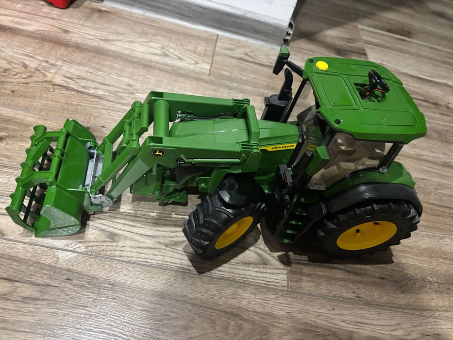 Traktor John Deere z ładowaczem firmy Bruder