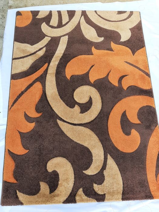 Carpete tons castanhos, laranja e beje
