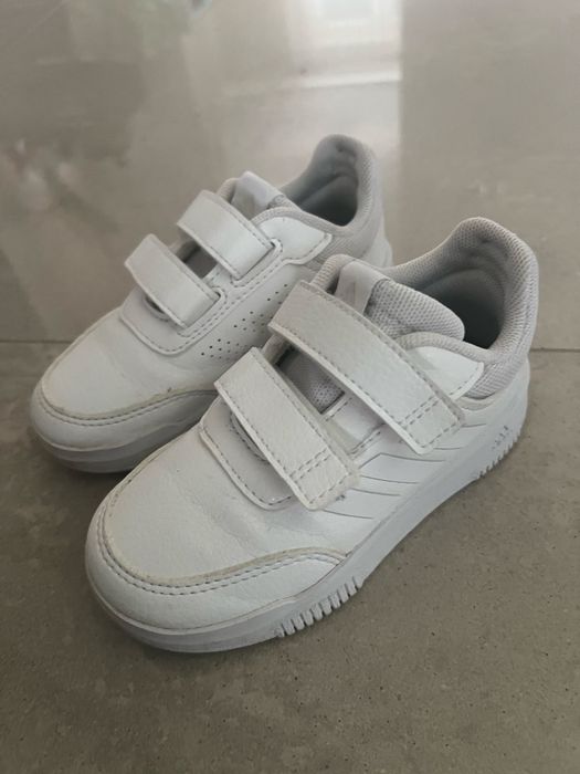 Białe adidasy chłopięce