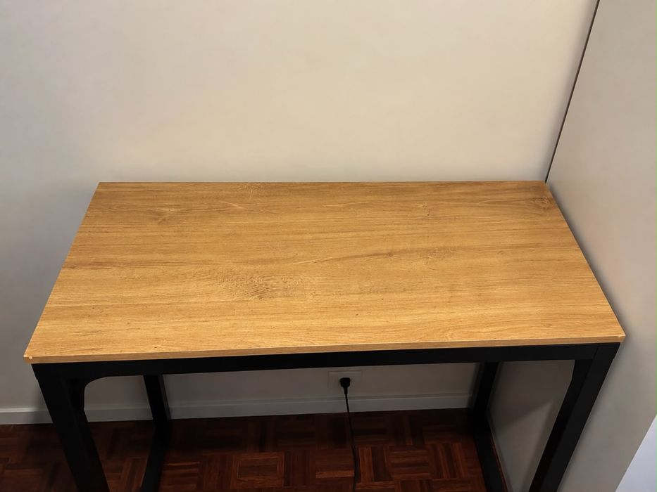 Conjunto mesa alta com 2 bancos – madeira e preto