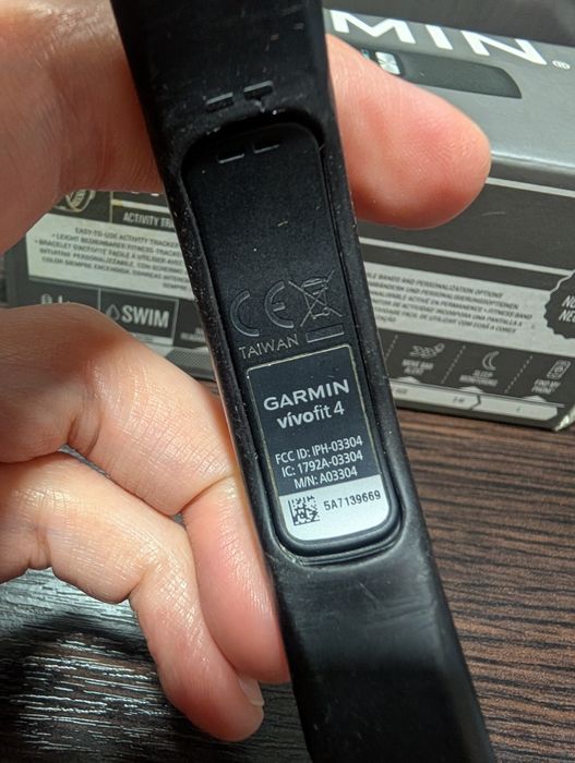 Смарт часы Garmin Vivofit 4