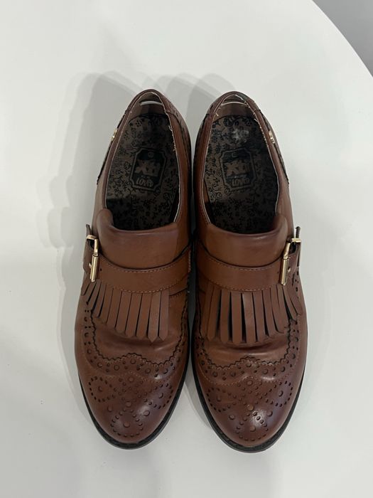 Śliczne eleganckie oxfordki półbuty loafersy brązowe koniakowe ze złotymi klamerkami