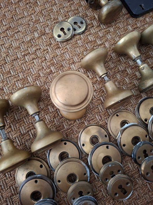 Maçanetas antigas e fechaduras de portas interiores