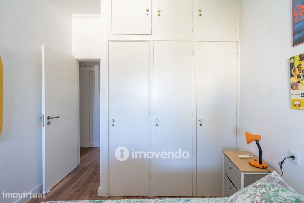 Apartamento T3+1 com áreas amplas e cozinha equipada, no Lumiar