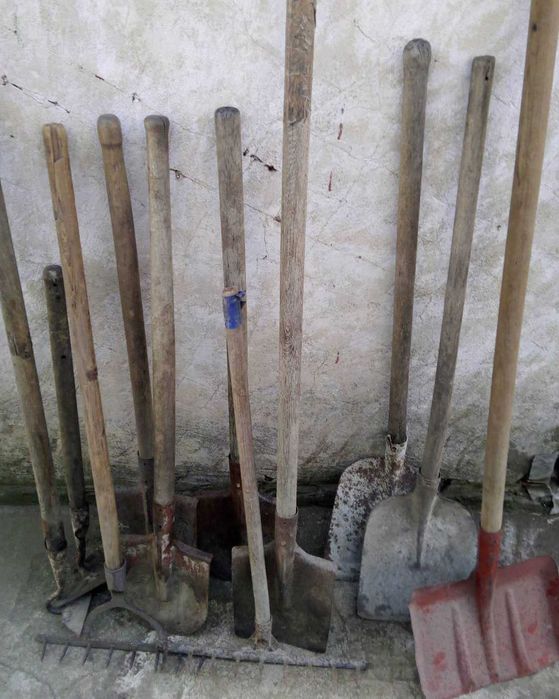 Граблі, сапки, лопати