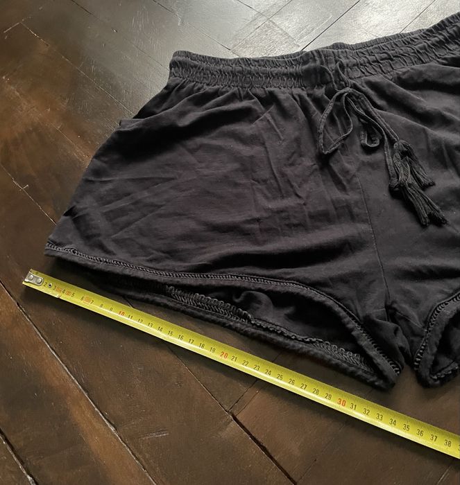 Krótkie spodenki z wysokim stanem na gumkę.