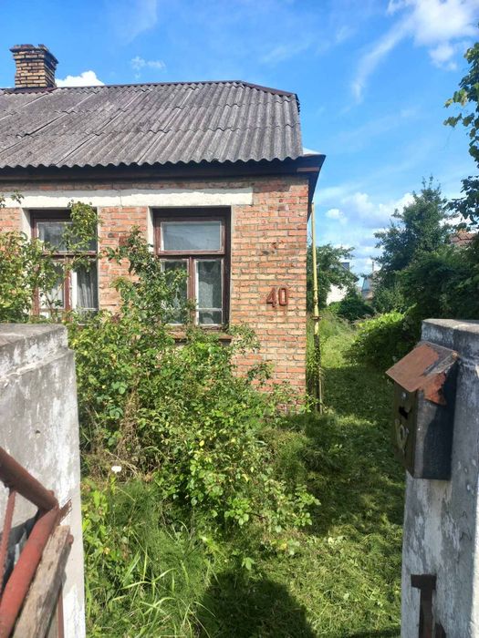 Продам частину будинку, з хорошою земельною ділянкою.