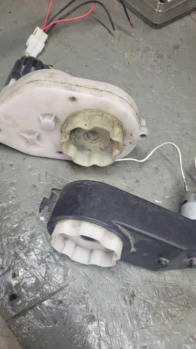 Silnik z przekladnia do auta na akumulator 2 sztuki