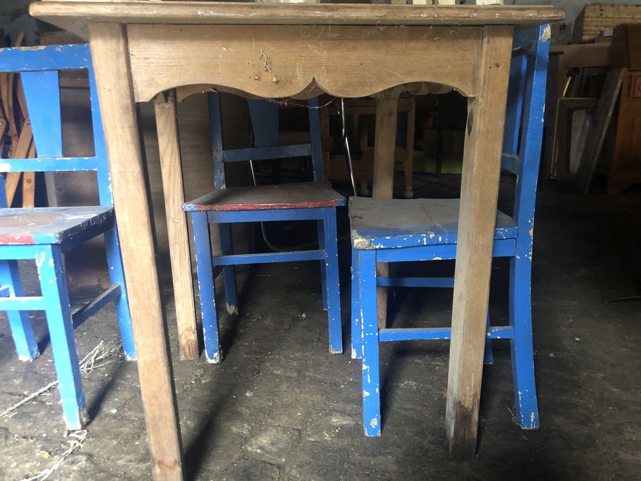 Conjunto mesa cadeira e bancos de taberna