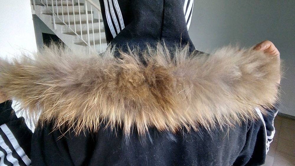 Меховой воротник.
