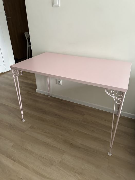 Ikea prześliczne pudrowe różowe biurko ze zdobieniem na nóżkach