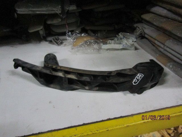 Guia de pára-choques frente direito VOLKSWAGEN Golf V (1K1)
