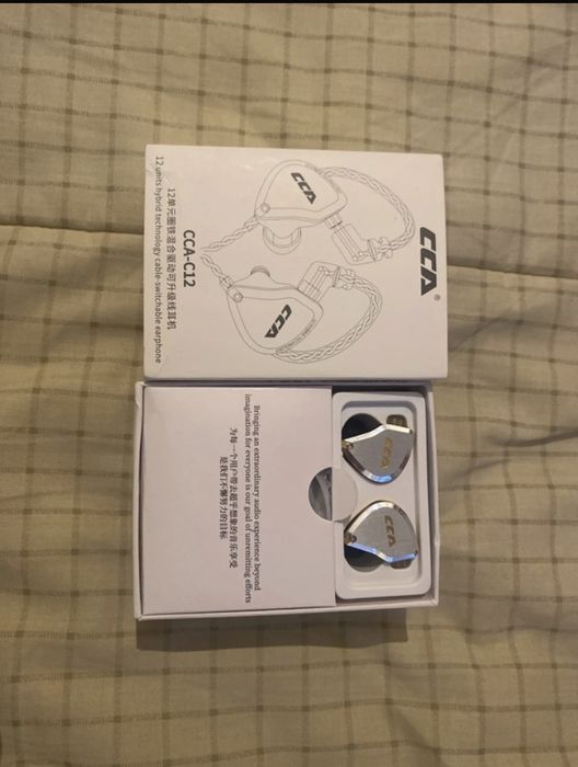 Fones CCA-C12 com fio.
