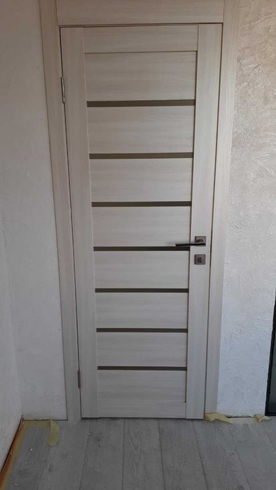 Міжкімнатні двері в наявності, світлі, сірі, темні кольори