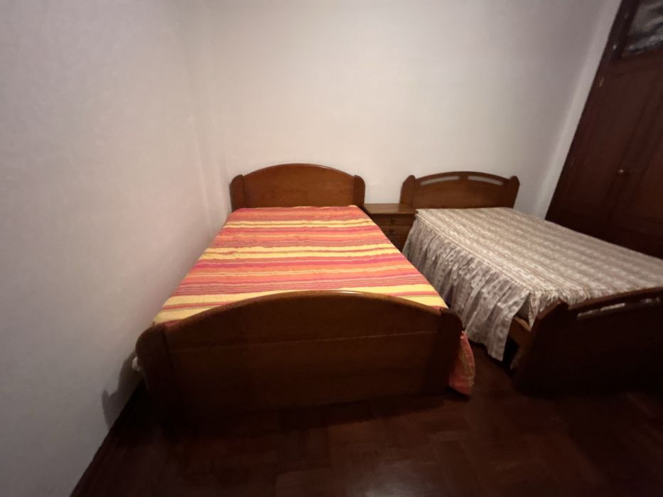 Quarto de Casal com mesas de cabeceira e comodas com espelho