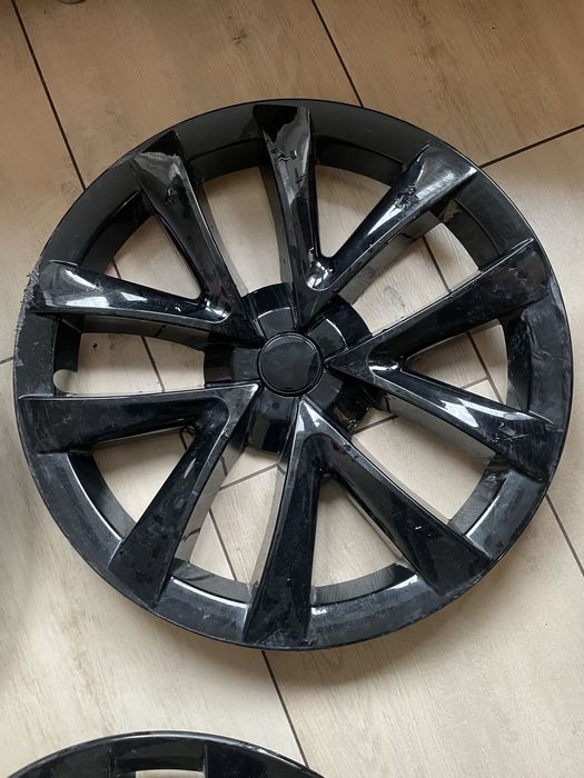 Ковпаки на дискм R18 на Tesla model 3