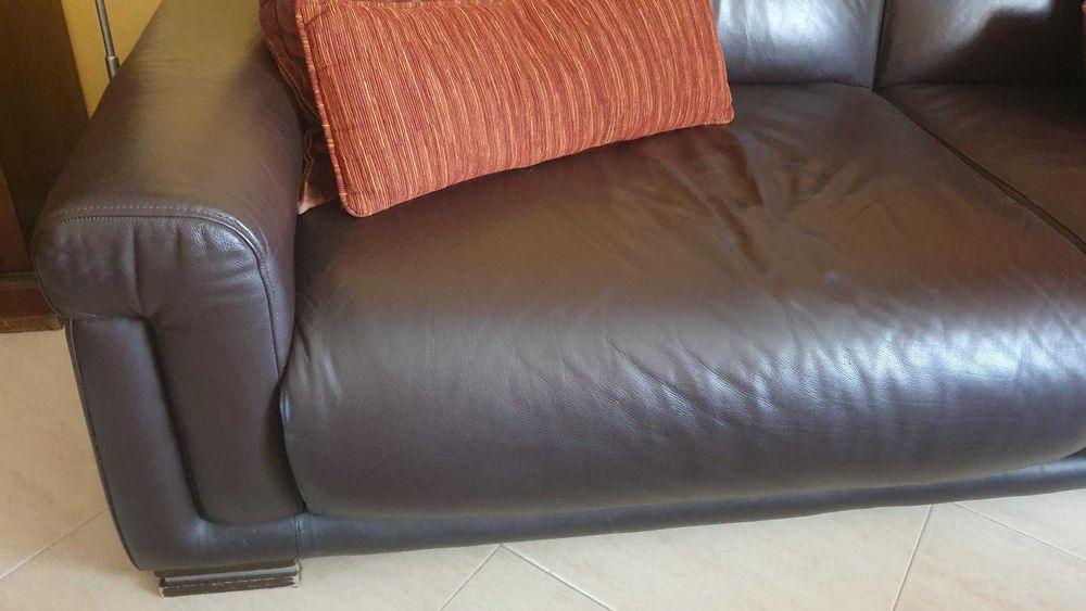 Sofá em pele, 2 cadeirões e mesa de apoio. Oportunidade