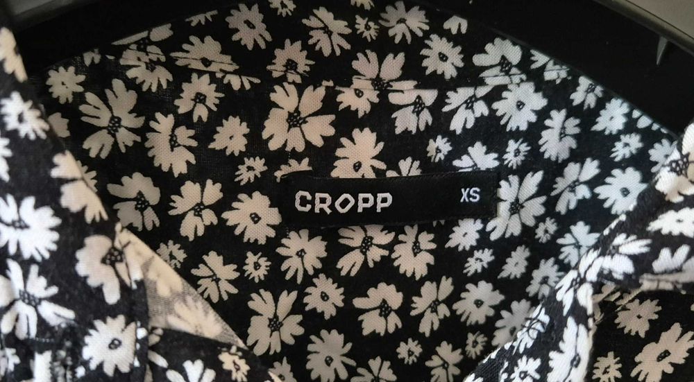 Bluzka w białe kwiaty na guziki Cropp XS