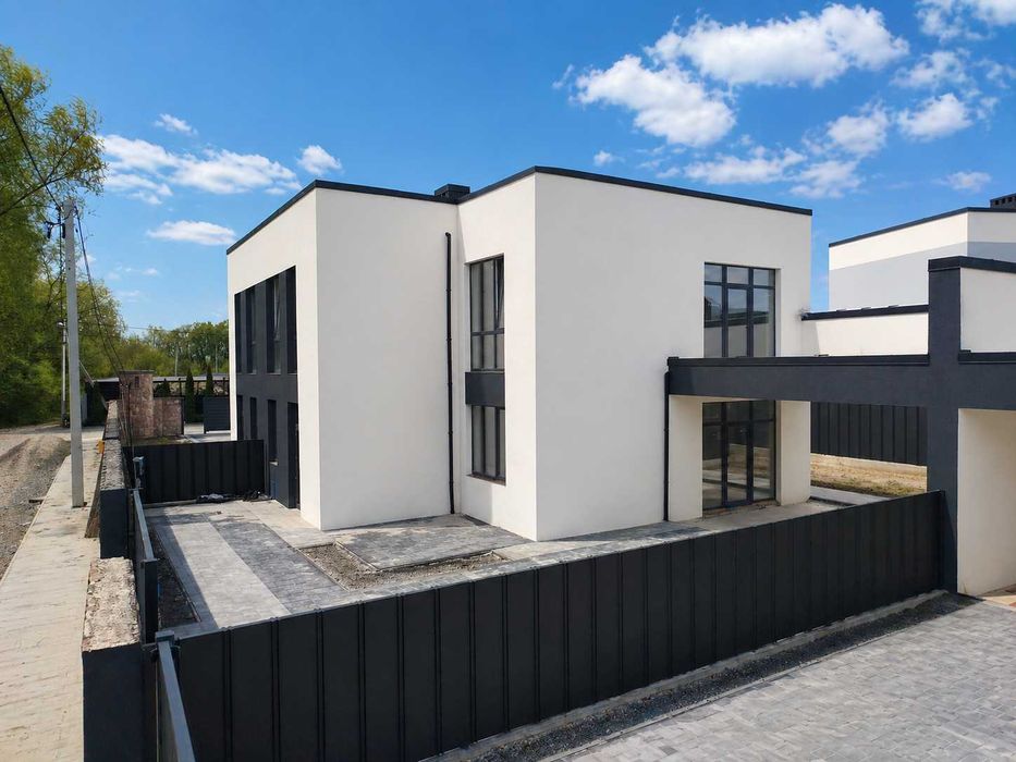 ПРОДАМ дім  загороджений дуплекс з гаржем та терасою 160 м² , 3сот ГАЗ  підключенні всі міські комунікації