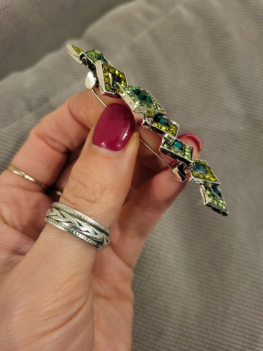 Nowa broszka ozdobna