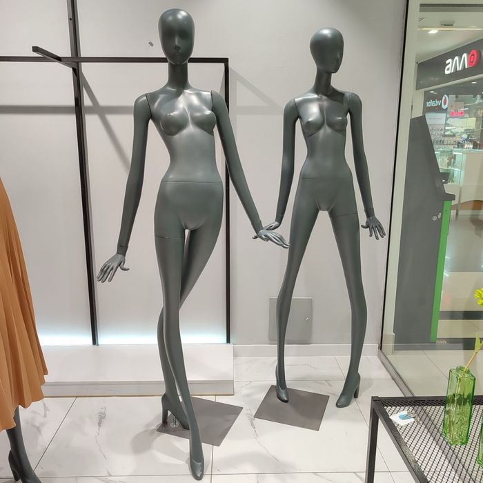 Манекени сучасні , жіночі , для магазину одягу та білизни.