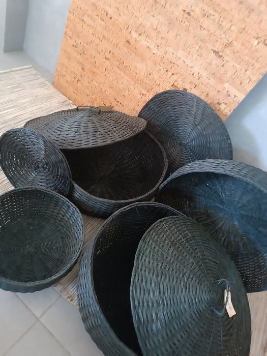 Conjunto de cestos pretos de vários tamanhos