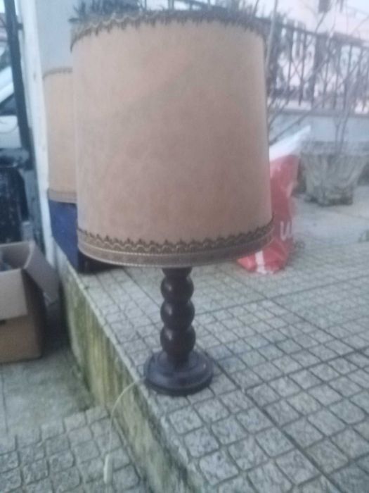 dois candeeiros em madeira maciça