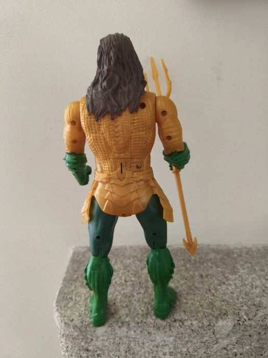 Figura Aquaman Mattel 30 cm Trident Strike – Luz/Som + Tridente FXF67